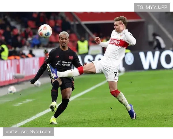 数据瞬间:斯图加特在本方半场完成连续32脚传递后,突然长传发起进攻得分